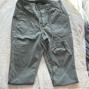 Women’s Green Cargo Pant, American Eagle, Stretchy Waistband, Size 8 Regular